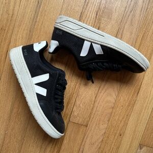 VEJA V-12 Black Mesh and Leather Sneaker Size 7us 38eur